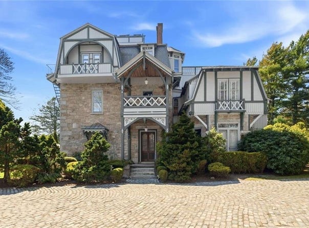 6 Howe Avenue, Newport, RI 02840