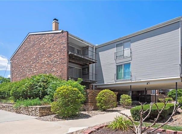 9626 Perry Lane, Overland Park, KS 66212