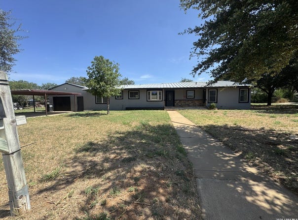 719 E Taft, Pearsall, TX 78061