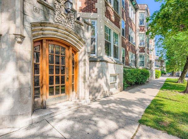 2946 N Pine Grove Avenue, Chicago, IL 60657