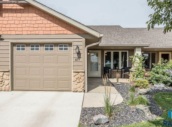 635 Hunter Dr, Harrisburg, SD 57032
