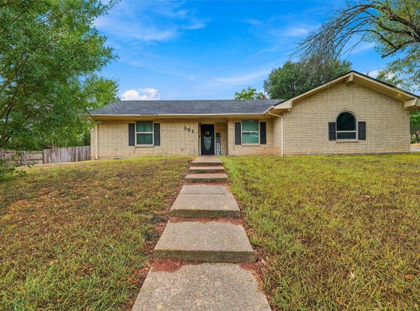 301 Brenda Drive, Hewitt, TX 76643