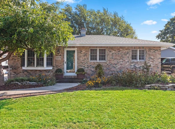 1210 BUCHANAN Street, LITTLE CHUTE, WI 54140