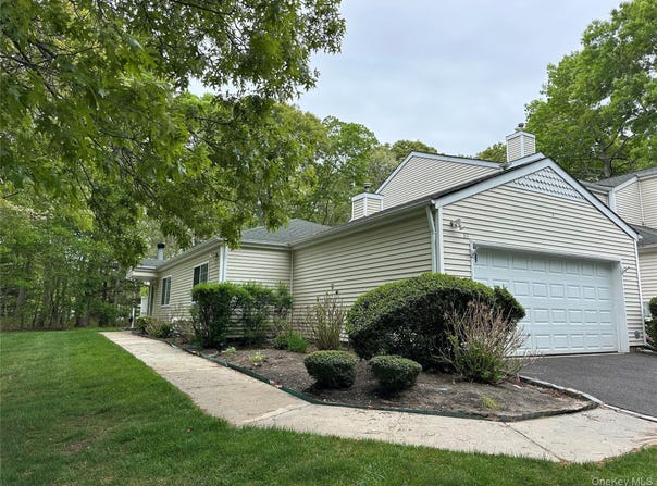 89 Rabbit Run, Manorville, NY 11949