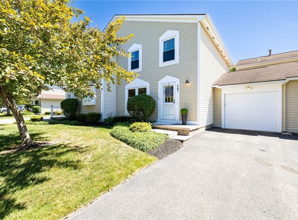 243 Deerhurst Ln, Webster, NY 14580