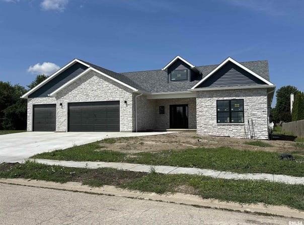 121 RAMBLEWOOD Drive, Chatham, IL 62629