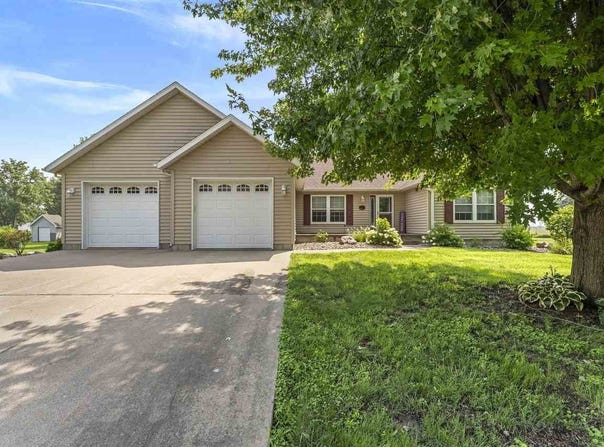 920 S 4th St, IA 52653