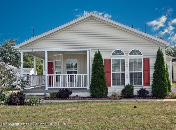 9 Pine Grove Avenue, Manahawkin, NJ 08050