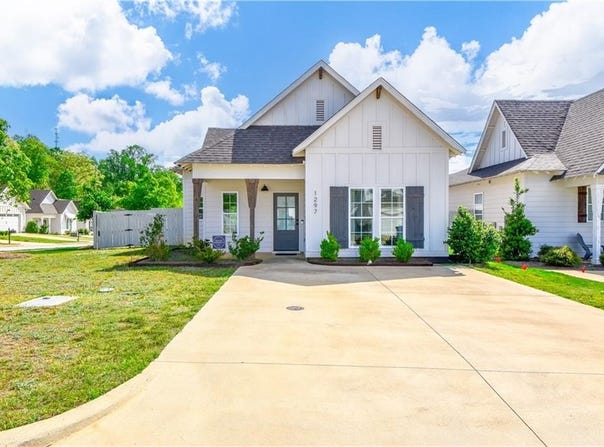 1297 FOX TAIL Lane, OPELIKA, AL 36801