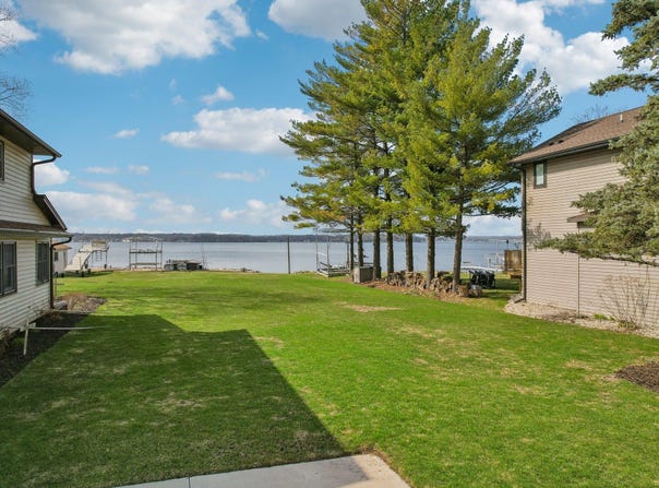 N38w27195 Parkside Rd, Pewaukee, WI 53072