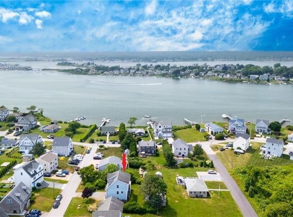 8 Green Acres Drive, Narragansett, RI 02882