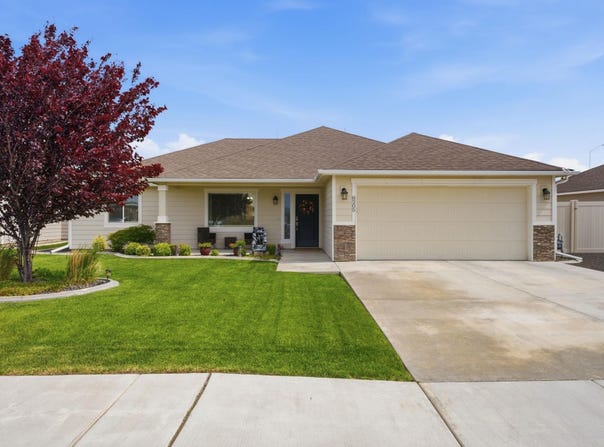 8205 Coldwater Dr, Pasco, WA 99301