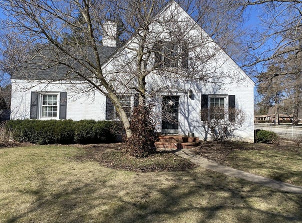 240 S Mchenry Avenue, Crystal Lake, IL 60014