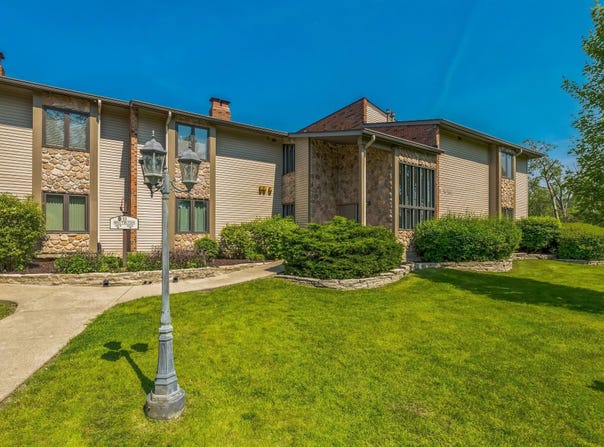33 Abbey Villa Circle, Fontana, WI 53125
