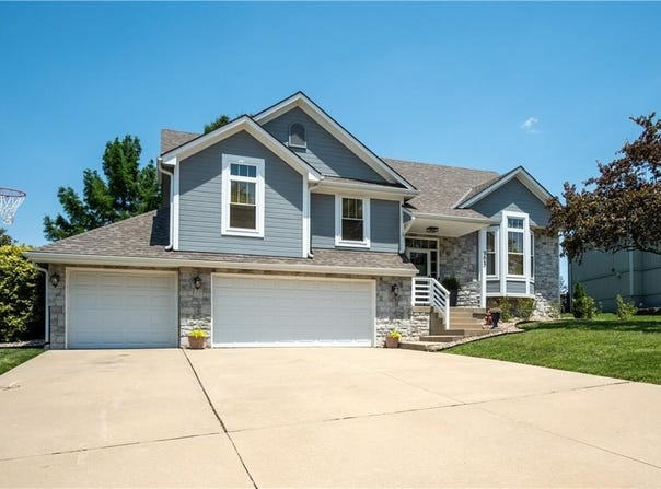 303 Shoreview Drive, Raymore, MO 64083