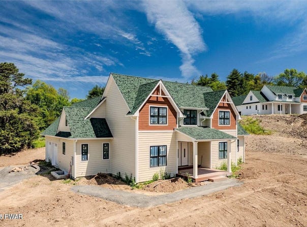 8 Matthews Dr, Milford, PA 18337