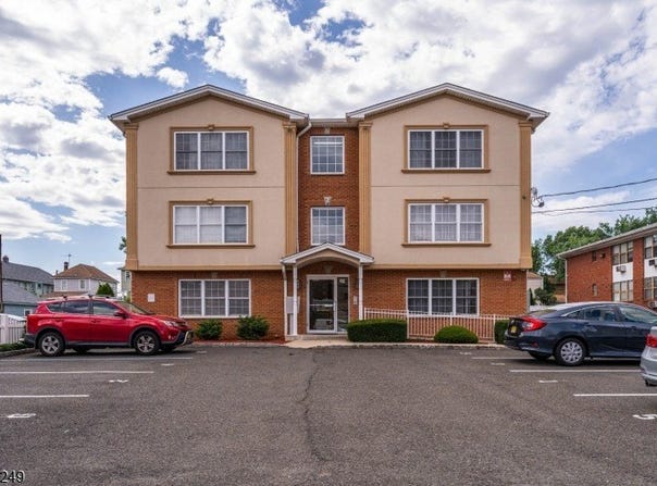 29 E Price St, Linden City, NJ 07036-3099