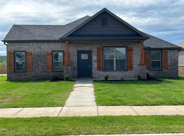 682  S Baggett  ST, Prairie Grove, AR 72753