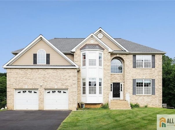 16 Stanley Drive, Monroe, NJ 08831