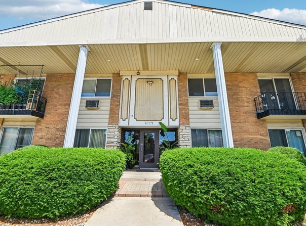 8997 Kennedy Drive, Des Plaines, IL 60016