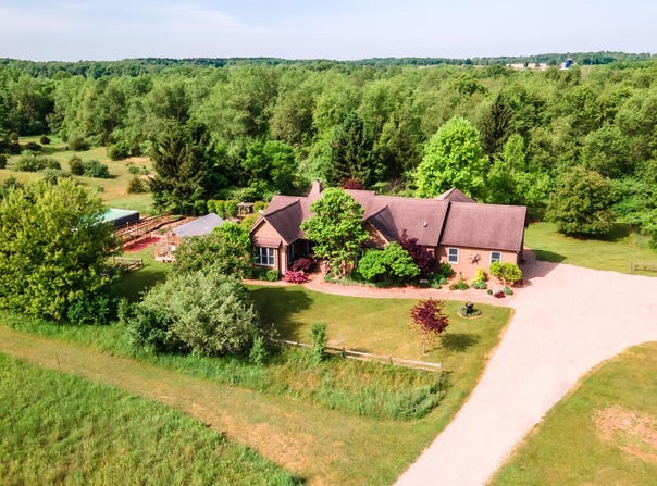 1477 E Hastings Lake Road, Jonesville, MI 49250
