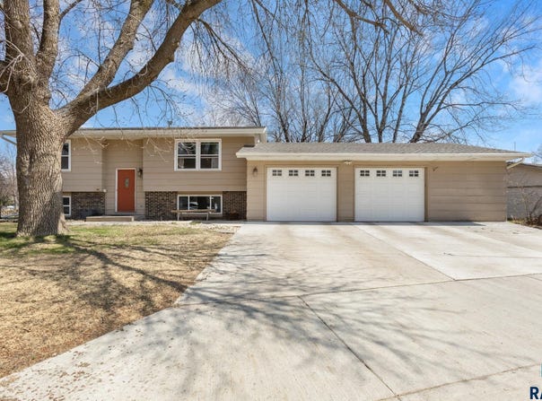 200 Perry Ln, Harrisburg, SD 57032