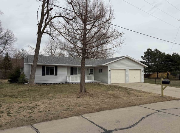 6 Sandy Point Drive, Columbus, NE 68601