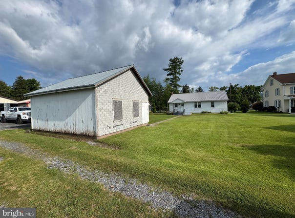 513 E CHESTNUT STREET, HEGINS, PA 17938