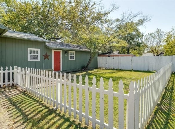 424 E Worth Street, Grapevine, TX 76051