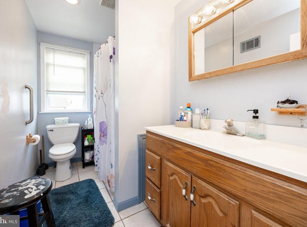 915 SPRING MILL AVENUE, CONSHOHOCKEN, PA 19428