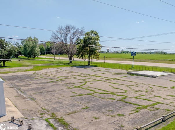 33rd Street SE, Mason City, IA 50401