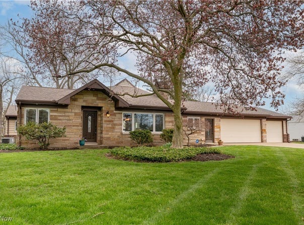 5835 Island Drive NW, Canton, OH 44718