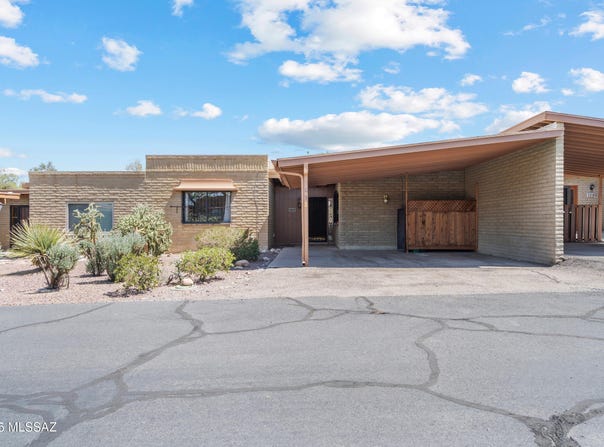 105 E Cholla Shadows Drive, Tucson, AZ 85704
