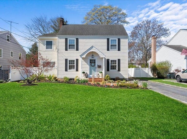 26 Seafield Lane, Bay Shore, NY 11706