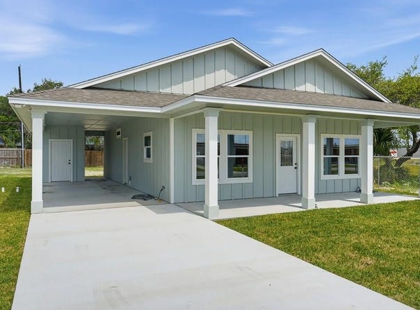 111 Lazy Rd, ROCKPORT, TX 78382