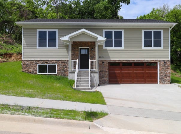 2945 Helen Ridge Court, Dubuque, IA 52001