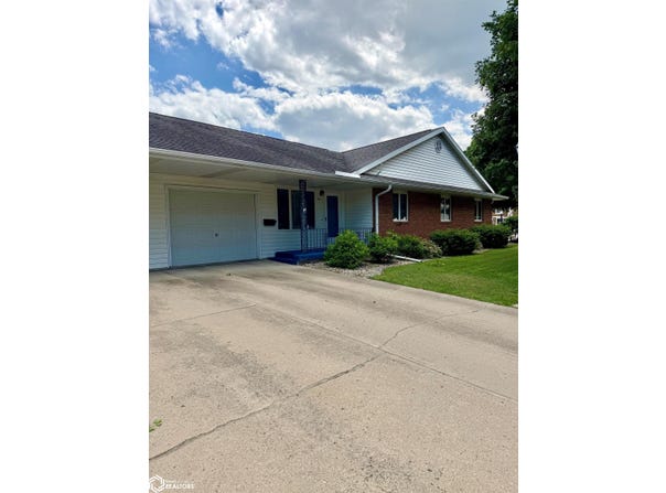 102 4Th Avenue NE, Clarion, IA 50525