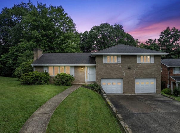 113 Claridge Dr, Moon/Crescent Twp, PA 15108