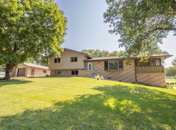 820 18th Ave SE, Rock Valley, IA 51247