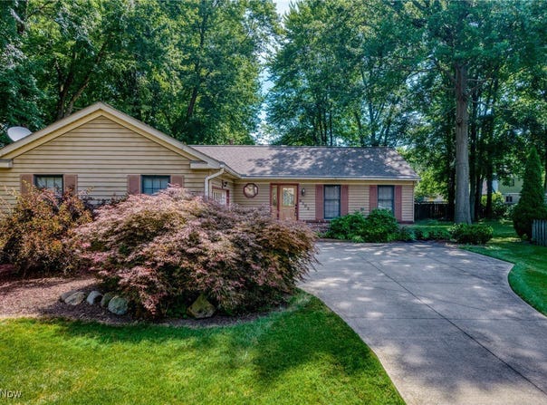 8303 Bradfords Gate Road, Olmsted Falls, OH 44138