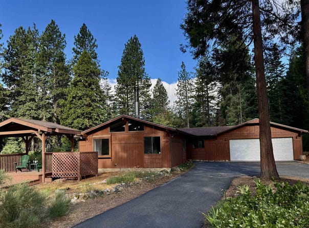 3137 Summit Dr, Mt Shasta, CA 96067-2429