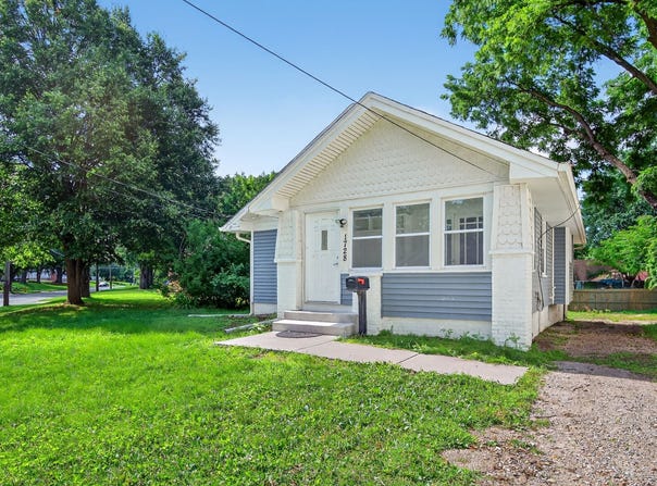 1728 Northwest Drive, Des Moines, IA 50310