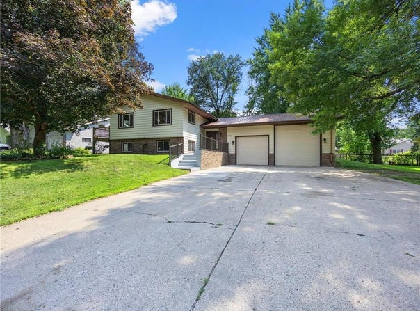 135 Knollwood Street W, Annandale, MN 55302