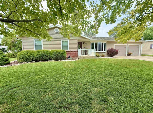 213 Floral Dr, Hillsboro, KS 67063
