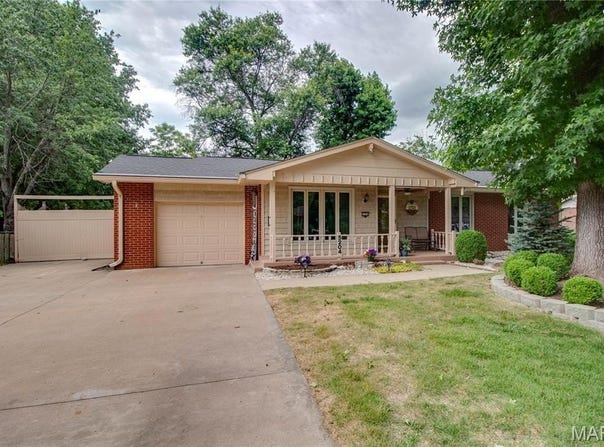 5204 River Aire Drive, Godfrey, IL 62035