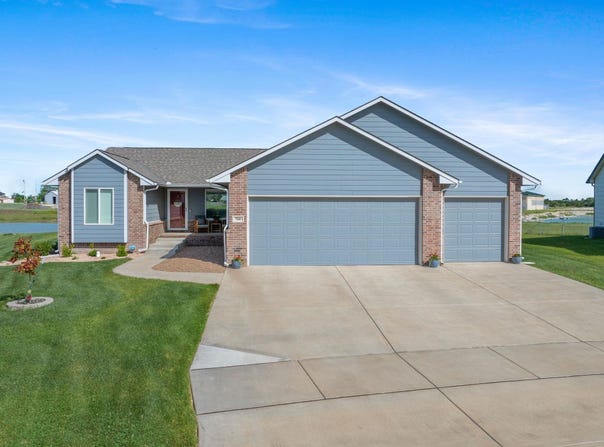 768 E Sunset Cir, Goddard, KS 67052