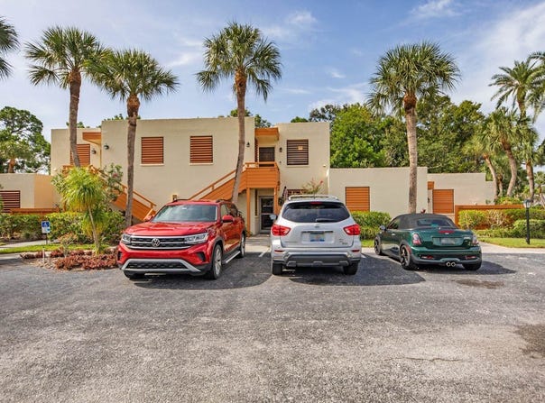 220 Pineneedle Drive, Bradenton, FL 34210