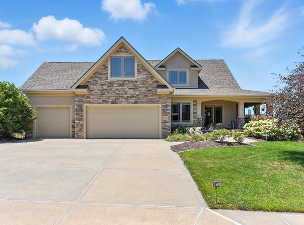 12618 S 81st Avenue, Papillion, NE 68046