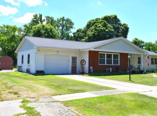 521 W State St, Lovington, IL 61937