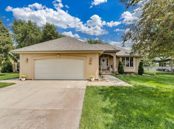 1824 Seville Dr, Hutchinson, KS 67502